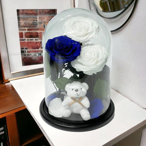 3 Trandafiri Criogenati 2 Albi 1 Albastru În Cupolă De Sticlă Cu Ursuleț Pluș - Trandafir - Criogenat.ro