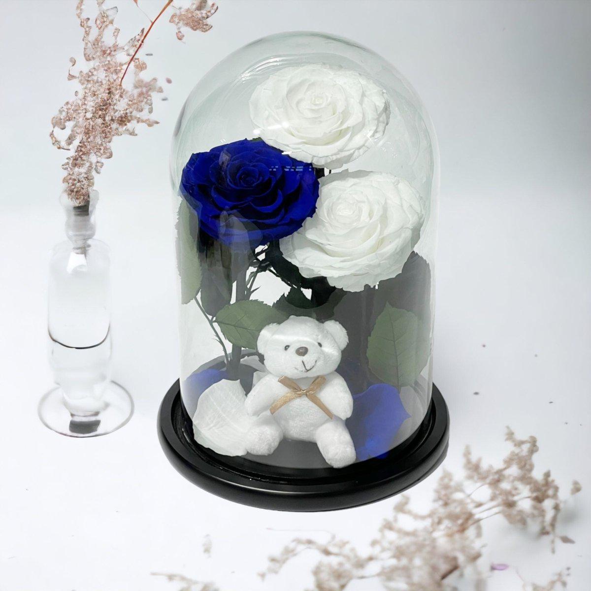 3 Trandafiri Criogenati 2 Albi 1 Albastru În Cupolă De Sticlă Cu Ursuleț Pluș - Trandafir - Criogenat.ro