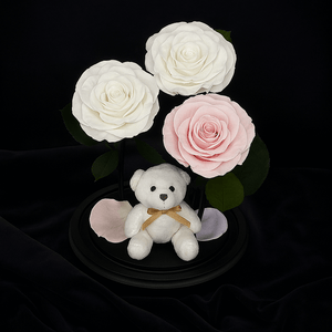 Aranjament Cu 3 Trandafiri Criogenati În Cupola De Sticla Cu Ursulet Plus - Trandafir - Criogenat.ro