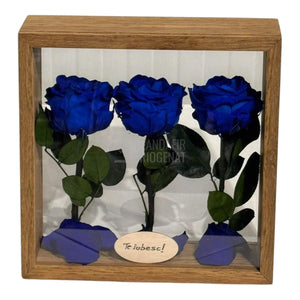 Aranjament De Masă Cu 3 Trandafiri Criogenați Albaștri Și Mesaj Personalizat 27x27 Cm - Trandafir - Criogenat.ro