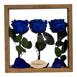 Aranjament De Masă Cu 3 Trandafiri Criogenați Albaștri Și Mesaj Personalizat 27x27 Cm - Trandafir - Criogenat.ro