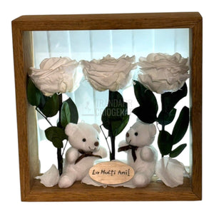 Aranjament De Masă Cu 3 Trandafiri Criogenați Albi Mesaj Personalizat Și 2 Ursuleți De Plus Cadoul Perfect - Trandafir - Criogenat.ro