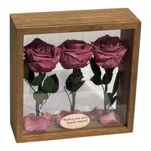 Aranjament De Masă Cu 3 Trandafiri Criogenați Mov Pudrat Și Mesaj Personalizat Eleganță Și Naturalețe - Trandafir - Criogenat.ro