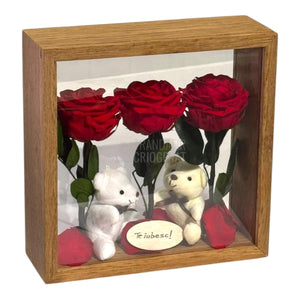 Aranjament De Masă Cu Trandafiri Criogenați Roșii Și Ursuleți De Plus O Declarație De Iubire Durabilă - Trandafir - Criogenat.ro