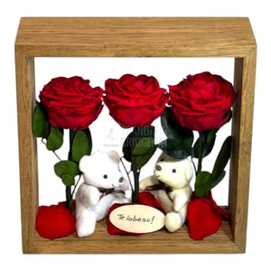 Aranjament De Masă Cu Trandafiri Criogenați Roșii Și Ursuleți De Plus O Declarație De Iubire Durabilă - Trandafir - Criogenat.ro