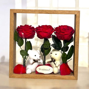 Aranjament De Masă Cu Trandafiri Criogenați Roșii Și Ursuleți De Plus O Declarație De Iubire Durabilă - Trandafir - Criogenat.ro