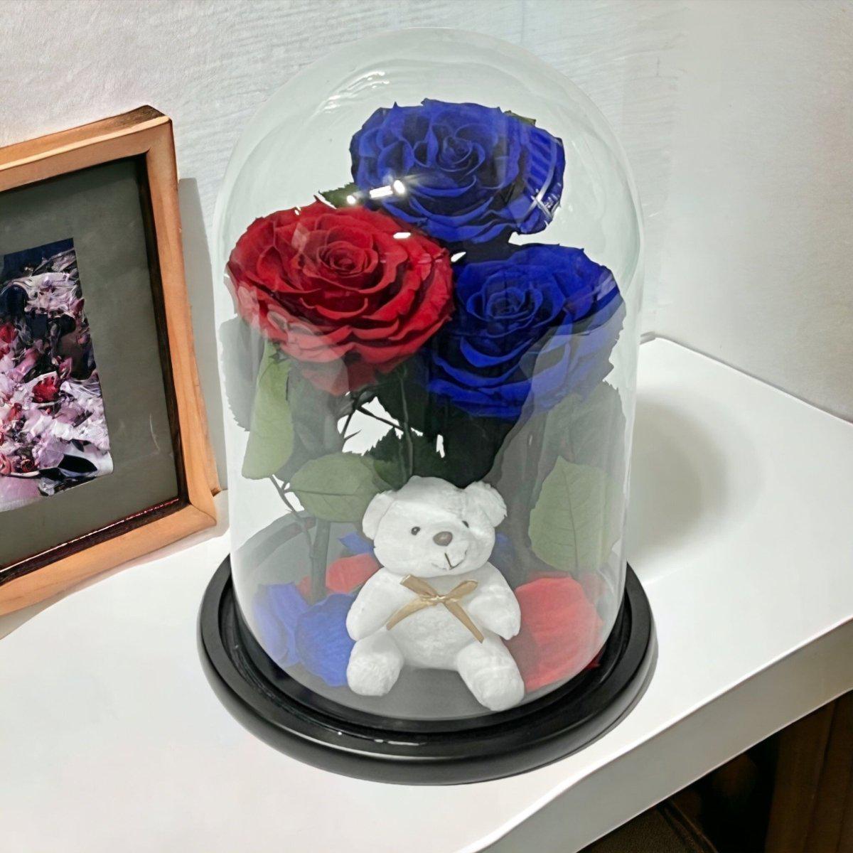 Aranjament Trandafiri Criogenați 2 Albastrii 1 Roșu Sub Cupolă de Sticlă Ursuleț - Trandafir - Criogenat.ro