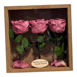 Tablou Cu 3 Trandafiri Criogenați Mov Pudrat În Ramă Din Stejar Masiv Cu Plexiglas Protector Cadou Elegant Și Natural - Trandafir - Criogenat.ro
