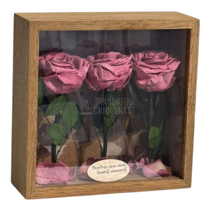 Tablou Cu 3 Trandafiri Criogenați Mov Pudrat În Ramă Din Stejar Masiv Cu Plexiglas Protector Cadou Elegant Și Natural - Trandafir - Criogenat.ro