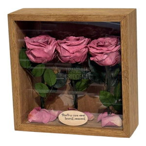 Tablou Cu 3 Trandafiri Criogenați Mov Pudrat În Ramă Din Stejar Masiv Cu Plexiglas Protector Cadou Elegant Și Natural - Trandafir - Criogenat.ro