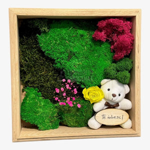 Tablou Natural cu Mușchi Licheni Trandafir Criogenat și Ursuleț o Declarație de Dragoste Unică - Trandafir - Criogenat.ro