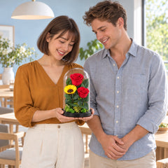 2 trandafiri criogenați XL roșii și o floarea-soarelui XL galbenă în cupolă de sticlă 15 × 25 cm - Trandafir-Criogenat.ro