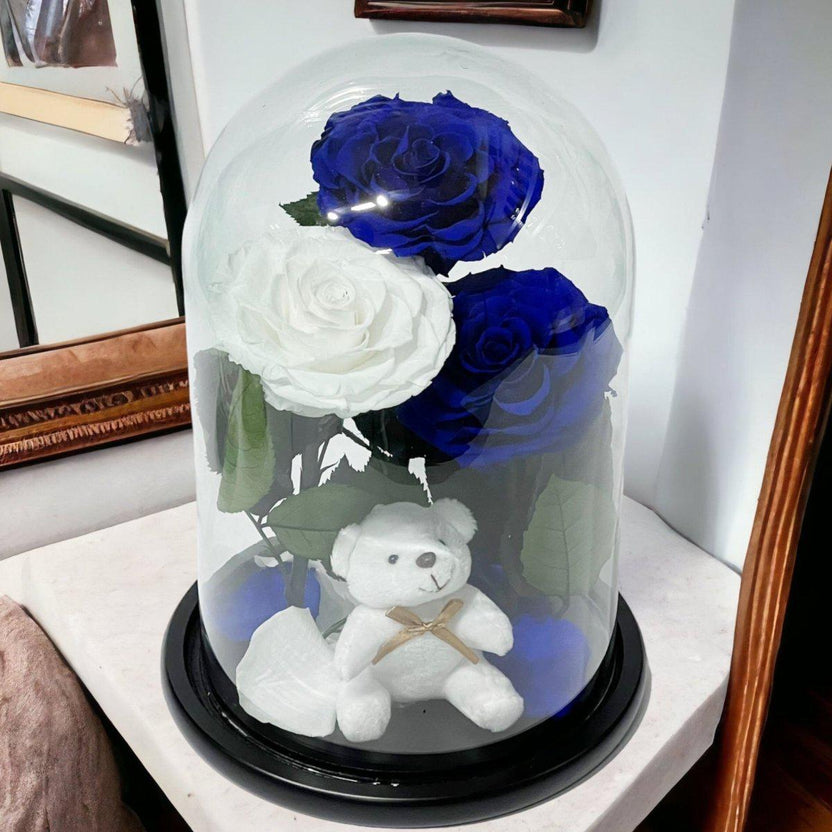 Aranjament Cu 3 Trandafiri Criogenati Albastri Alb Cupola Sticla Ursulet Plush - Trandafir - Criogenat.ro