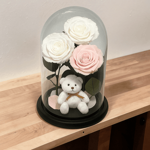 Aranjament Cu 3 Trandafiri Criogenati În Cupola De Sticla Cu Ursulet Plus - Trandafir - Criogenat.ro