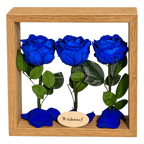 Aranjament de masă cu 3 trandafiri criogenați albaștri 27 × 27 cm