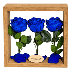 Aranjament de masă cu 3 trandafiri criogenați albaștri 27 × 27 cm