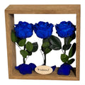 Aranjament De Masă Cu 3 Trandafiri Criogenați Albaștri Și Mesaj Personalizat 27x27 Cm - Trandafir - Criogenat.ro