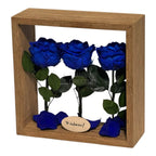 Aranjament De Masă Cu 3 Trandafiri Criogenați Albaștri Și Mesaj Personalizat 27x27 Cm - Trandafir - Criogenat.ro