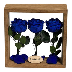 Aranjament De Masă Cu 3 Trandafiri Criogenați Albaștri Și Mesaj Personalizat 27x27 Cm - Trandafir - Criogenat.ro
