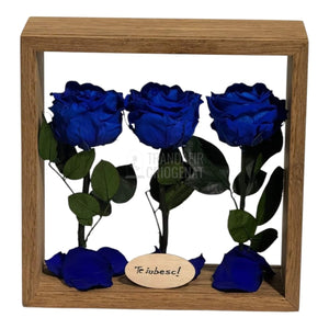 Aranjament De Masă Cu 3 Trandafiri Criogenați Albaștri Și Mesaj Personalizat 27x27 Cm - Trandafir - Criogenat.ro