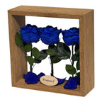 Aranjament De Masă Cu 3 Trandafiri Criogenați Albaștri Și Mesaj Personalizat 27x27 Cm - Trandafir - Criogenat.ro
