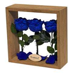 Aranjament De Masă Cu 3 Trandafiri Criogenați Albaștri Și Mesaj Personalizat 27x27 Cm - Trandafir - Criogenat.ro