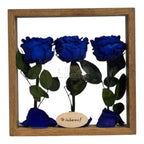 Aranjament De Masă Cu 3 Trandafiri Criogenați Albaștri Și Mesaj Personalizat 27x27 Cm - Trandafir - Criogenat.ro