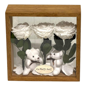 Aranjament De Masă Cu 3 Trandafiri Criogenați Albi Mesaj Personalizat Și 2 Ursuleți De Plus Cadoul Perfect - Trandafir - Criogenat.ro