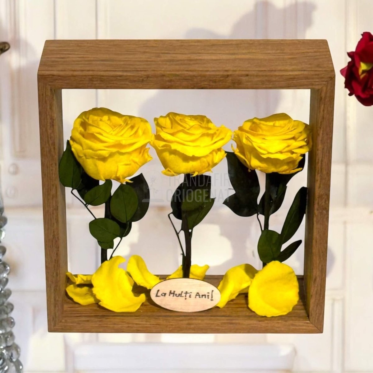 Aranjament De Masa Cu 3 Trandafiri Criogenați Galbeni Premium Pentru Decor Elegant În Casă Sau Birou Până La 25 De Ani - Trandafir - Criogenat.ro