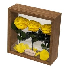Aranjament De Masa Cu 3 Trandafiri Criogenați Galbeni Premium Pentru Decor Elegant În Casă Sau Birou Până La 25 De Ani - Trandafir - Criogenat.ro