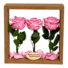 Aranjament de masă cu 3 trandafiri criogenați roz 27 × 27 cm - Trandafir-Criogenat.ro