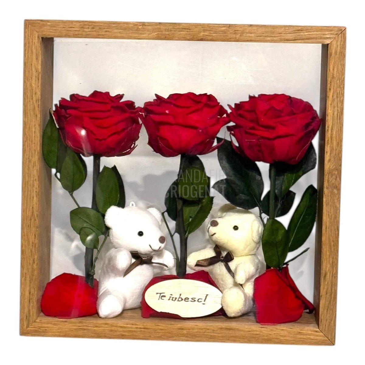 Aranjament De Masă Cu Trandafiri Criogenați Roșii Și Ursuleți De Plus O Declarație De Iubire Durabilă - Trandafir - Criogenat.ro