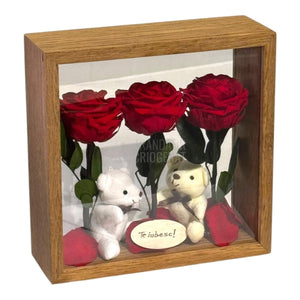 Aranjament De Masă Cu Trandafiri Criogenați Roșii Și Ursuleți De Plus O Declarație De Iubire Durabilă - Trandafir - Criogenat.ro