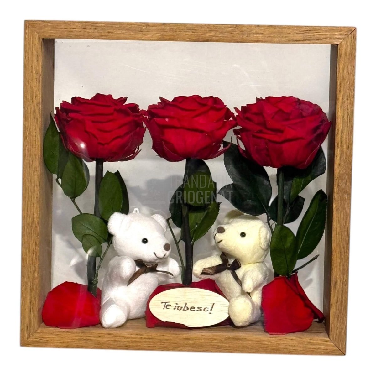 Aranjament De Masă Cu Trandafiri Criogenați Roșii Și Ursuleți De Plus O Declarație De Iubire Durabilă - Trandafir - Criogenat.ro