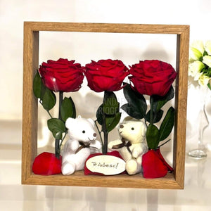 Aranjament De Masă Cu Trandafiri Criogenați Roșii Și Ursuleți De Plus O Declarație De Iubire Durabilă - Trandafir - Criogenat.ro