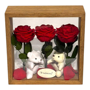 Aranjament De Masă Cu Trandafiri Criogenați Roșii Și Ursuleți De Plus O Declarație De Iubire Durabilă - Trandafir - Criogenat.ro