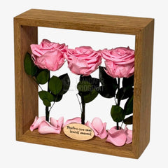 Aranjament de Masă cu Trandafiri Criogenați Roz Eleganță Naturală și Mesaj Personalizat - Trandafir - Criogenat.ro