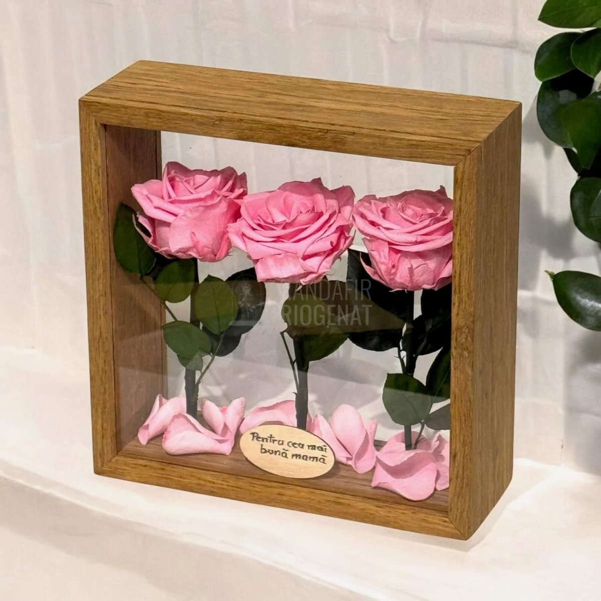 Aranjament de Masă cu Trandafiri Criogenați Roz Eleganță Naturală și Mesaj Personalizat - Trandafir - Criogenat.ro
