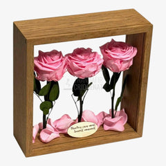 Aranjament de Masă cu Trandafiri Criogenați Roz Eleganță Naturală și Mesaj Personalizat - Trandafir - Criogenat.ro