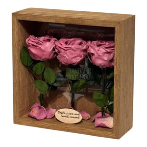 Tablou Cu 3 Trandafiri Criogenați Mov Pudrat În Ramă Din Stejar Masiv Cu Plexiglas Protector Cadou Elegant Și Natural - Trandafir - Criogenat.ro
