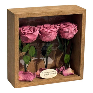 Tablou Cu 3 Trandafiri Criogenați Mov Pudrat În Ramă Din Stejar Masiv Cu Plexiglas Protector Cadou Elegant Și Natural - Trandafir - Criogenat.ro