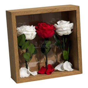 Tablou Cu 3 Trandafiri Criogenați Pe Pat De Petale Eleganță Și Rafinament 27x27cm - Trandafir - Criogenat.ro