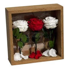 Tablou Cu 3 Trandafiri Criogenați Pe Pat De Petale Eleganță Și Rafinament 27x27cm - Trandafir - Criogenat.ro