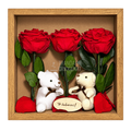 Tablou cu 3 trandafiri criogenați roșii pe petale 27 × 27 cm, cu 2 ursuleți