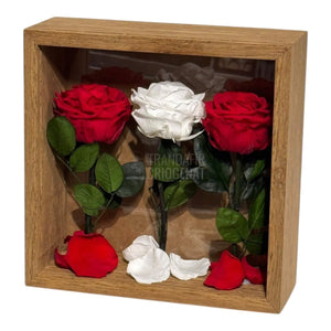 Tablou Cu 3 Trandafiri Criogenați Simbol Al Iubirii Și Purității Realizat Manual Cu Petale Naturale Dimensiune 27x27 cm - Trandafir - Criogenat.ro