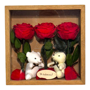 Tablou Elegant Cu Trandafiri Criogenați Roșii Și Urși De Plus Cadou Emoțional Pentru Iubire Dimensiuni 27x27 Cm - Trandafir - Criogenat.ro