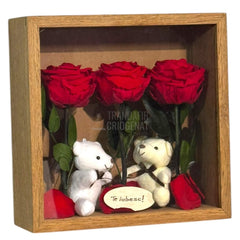 Tablou Elegant Cu Trandafiri Criogenați Roșii Și Urși De Plus Cadou Emoțional Pentru Iubire Dimensiuni 27x27 Cm - Trandafir - Criogenat.ro