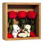 Tablou Elegant Cu Trandafiri Criogenați Roșii Și Urși De Plus Cadou Emoțional Pentru Iubire Dimensiuni 27x27 Cm - Trandafir - Criogenat.ro