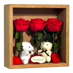 Tablou Elegant Cu Trandafiri Criogenați Roșii Și Urși De Plus Cadou Emoțional Pentru Iubire Dimensiuni 27x27 Cm - Trandafir - Criogenat.ro