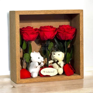 Tablou Elegant Cu Trandafiri Criogenați Roșii Și Urși De Plus Cadou Emoțional Pentru Iubire Dimensiuni 27x27 Cm - Trandafir - Criogenat.ro